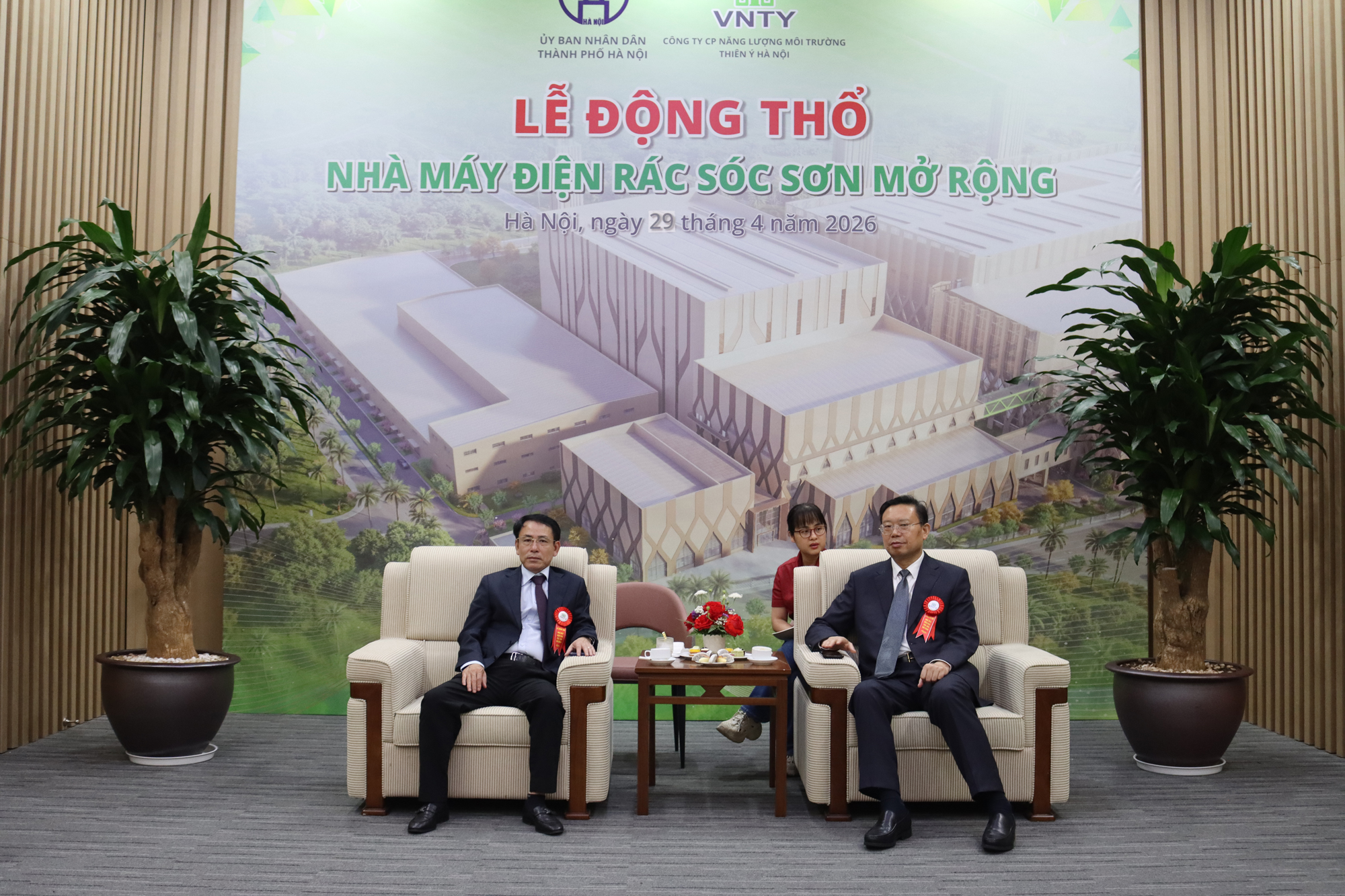 越南党中央委员、河内市委常务副书记阮仲东与总裁曹德标交流s