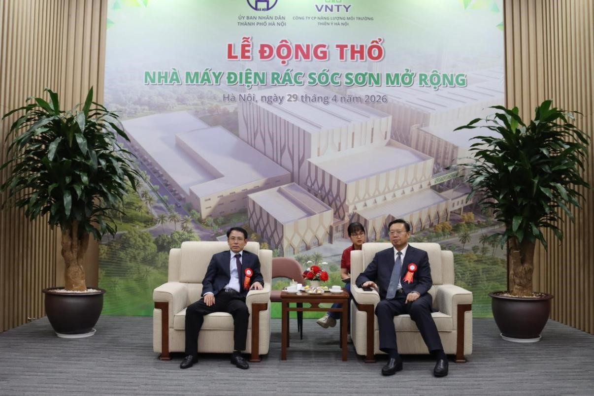 越南党中央委员、河内市委常务副书记阮仲东与总裁曹德标交流