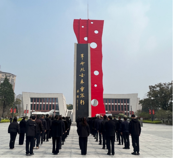 1.扫墓现场图