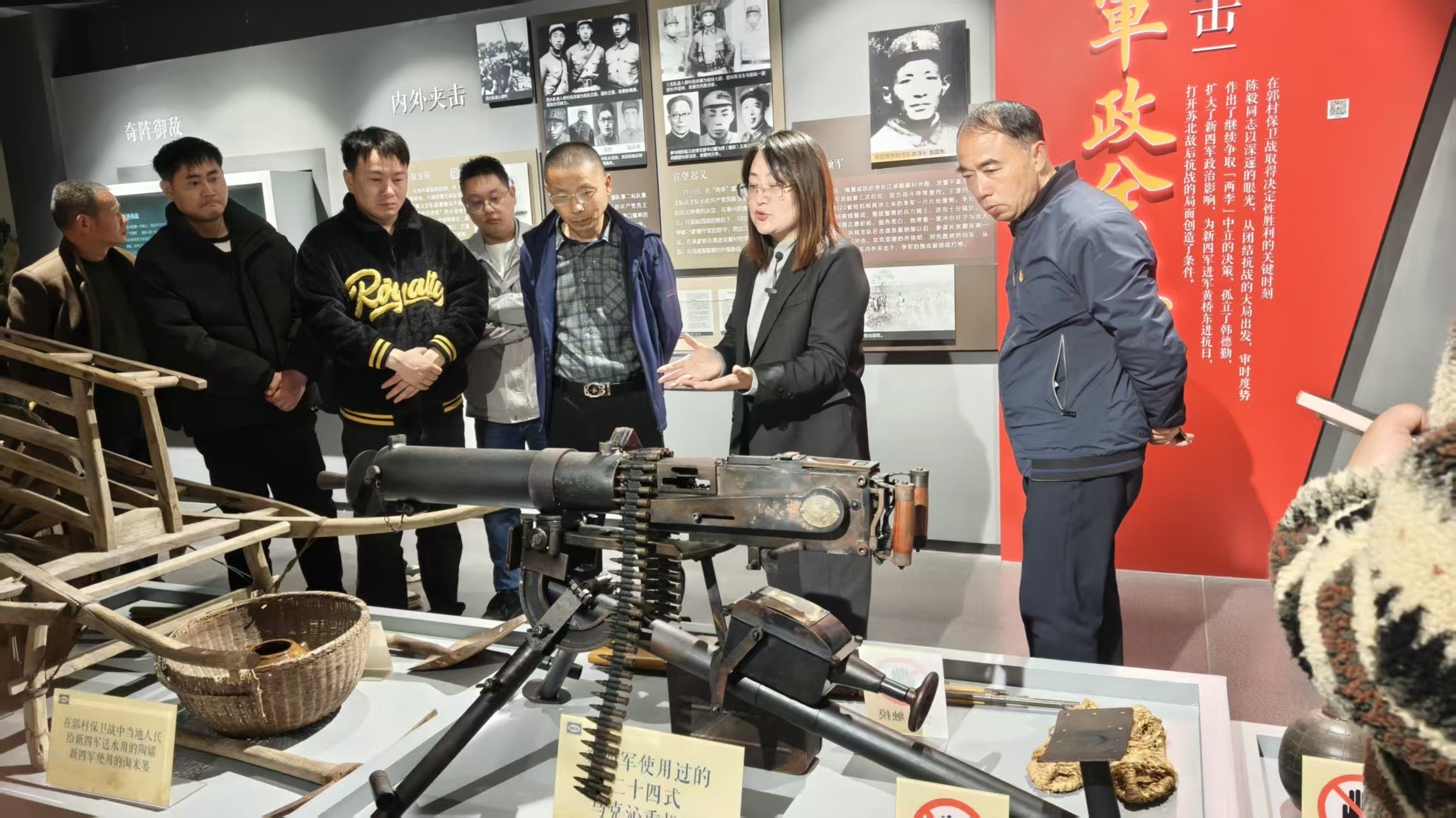 参观文物展品